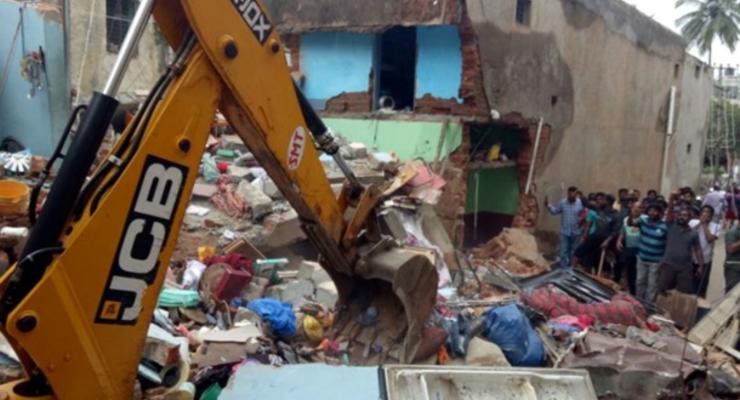 В Индии при обрушении отеля погибли девять человек