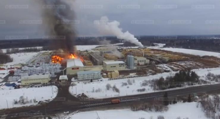 В России горит крупнейший деревообрабатывающий завод