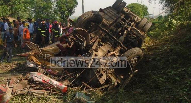 В Бангладеш автобус съехал в кювет: восемь жертв