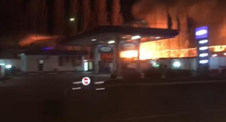 В Одессе загорелись склады возле АЗС