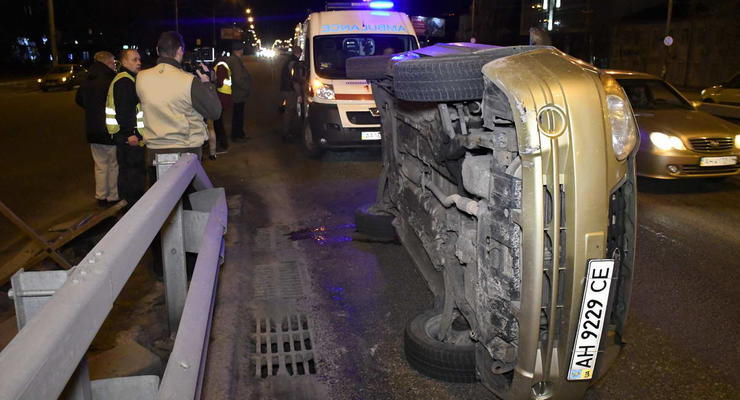 В Киеве авто влетело в отбойник из-за маршрутки