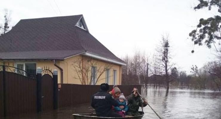 Наводнение в Ахтырке: полиция на лодках спасает людей
