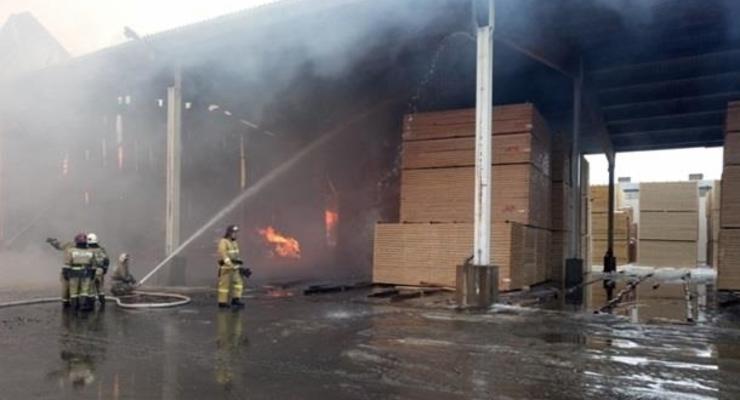 В РФ пожар на крупнейшем заводе тушили больше суток