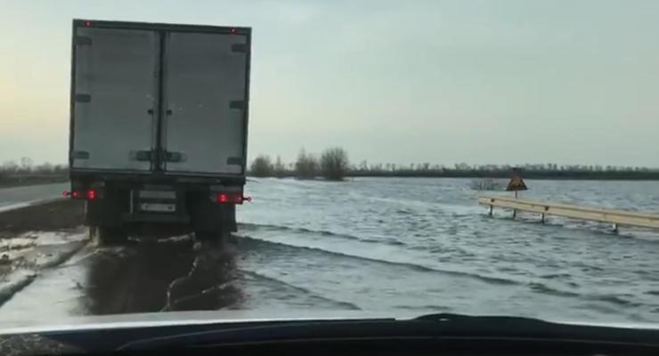 Трассу Киев-Харьков затопило из-за паводка