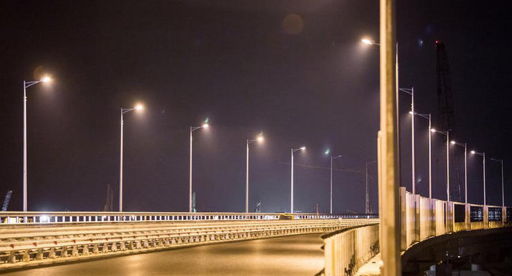 Строители протестировали освещение Крымского моста
