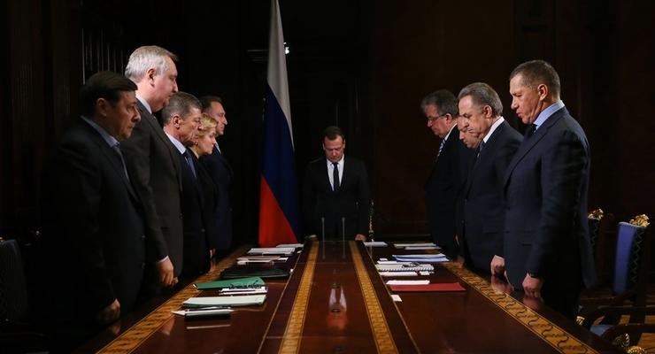 Медведева могут подвинуть с поста премьера РФ - СМИ