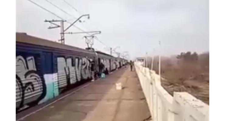 Под Днепром люди в масках остановили и разрисовали поезд