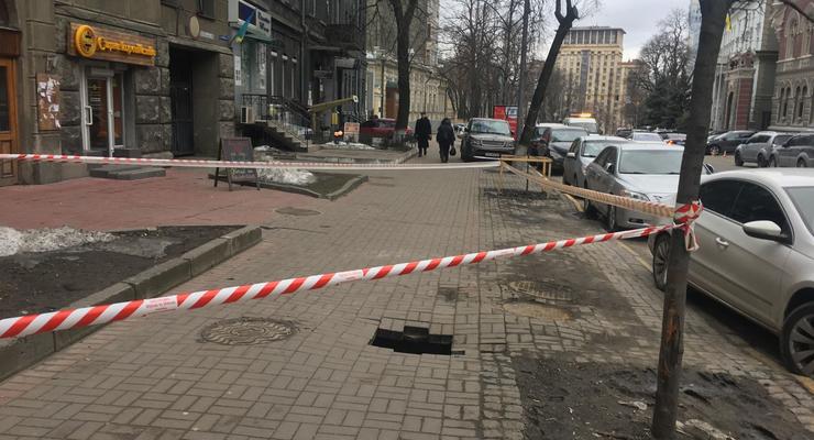 В Киеве напротив Нацбанка просела тротуарная плитка