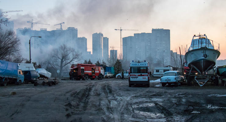 В Киеве при пожаре в Гидропарке погиб охранник