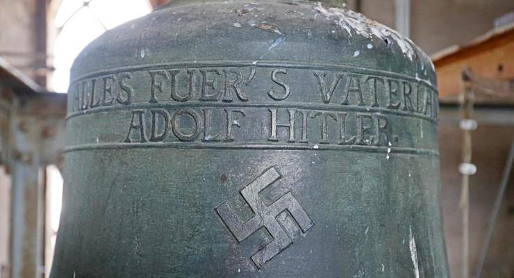 В Германии неизвестный стер в церкви свастику с "колокола Гитлера"