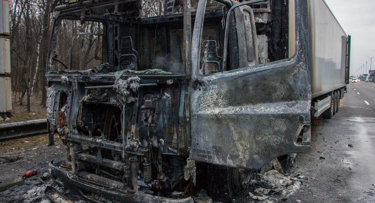 Под Киевом на трассе сгорел грузовик