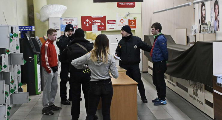В Киеве молодые люди избили телепродюсера и напали с ножом на охранника супермаркета
