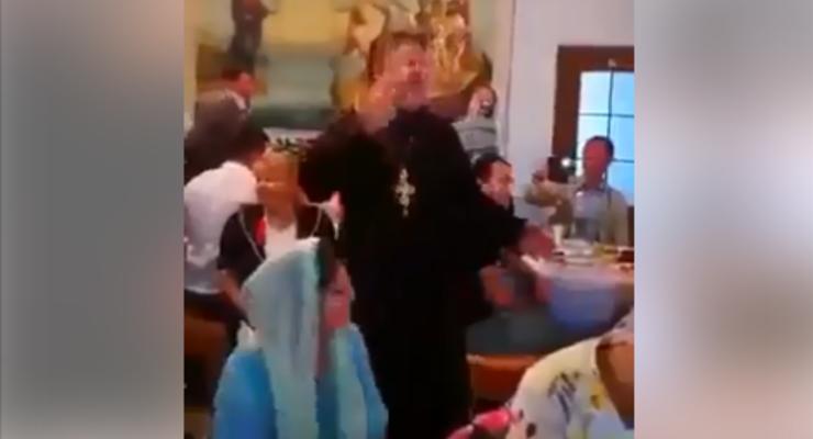 Российский священник спел Мурку