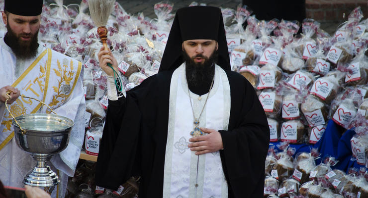 Центр защиты киевлян передал 6000 освященных пасок верующим