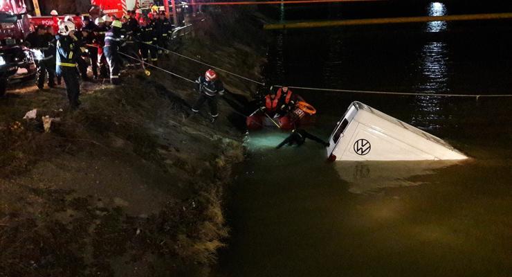 В Румынии автобус упал в реку, есть жертвы