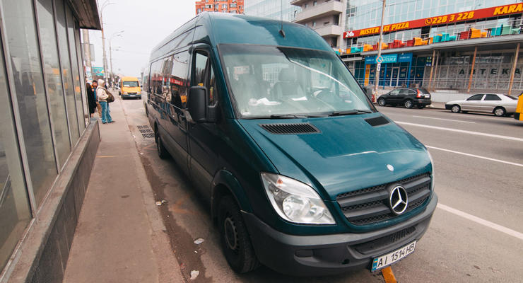 В Киеве на ВДНХ микроавтобус, сдавая назад, сбил женщину