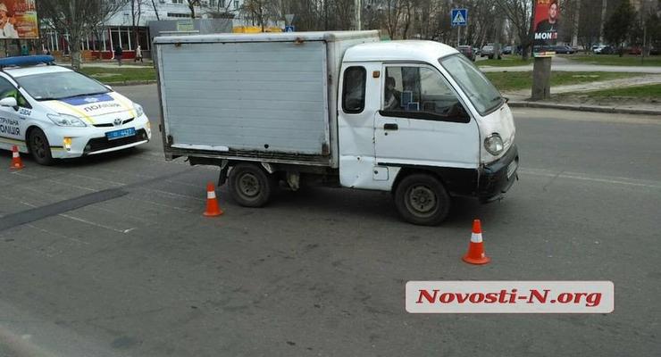 В Николаеве грузовик на переходе сбил женщину с ребенком