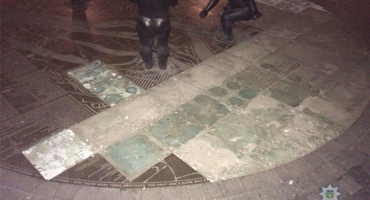 В Киеве супруги украли бронзовую плитку со скульптуры