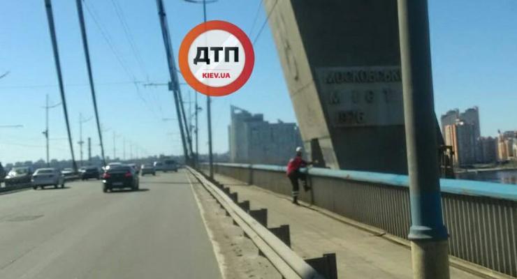 В Киеве подростки взобрались на Северный мост