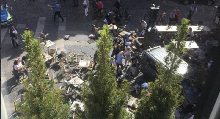 В Германии грузовик протаранил толпу людей, есть погибшие
