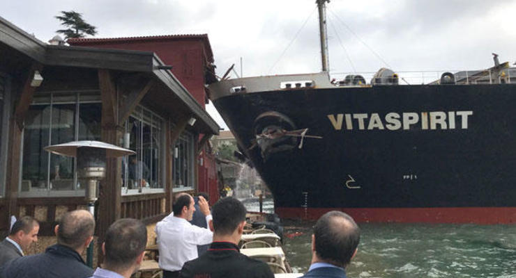 В Стамбуле танкер врезался в исторический особняк