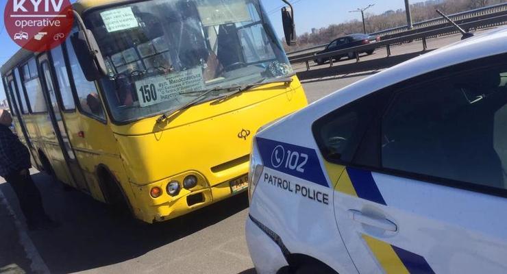 В Киеве маршрутка врезалась в авто полиции