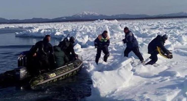 В России в Охотское море на льдине унесло около 50 рыбаков