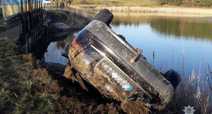 Под Тернополем авто упало в пруд: погибли три человека