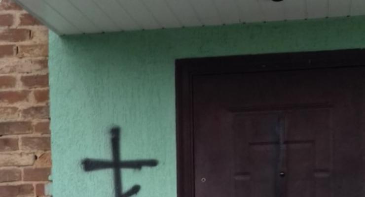 Очередная провокация: в Чернигове расписали крестами здание Ассоциации мусульман