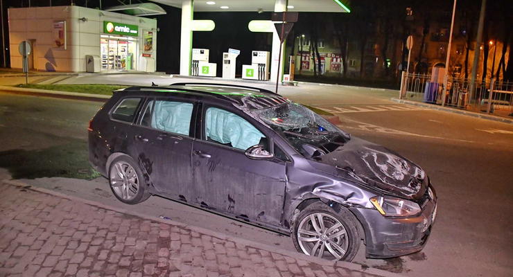В Киеве Volkswagen протаранил Fiat и перевернулся на крышу