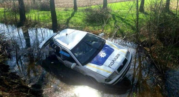 Закарпатские полицейские утопили служебное авто