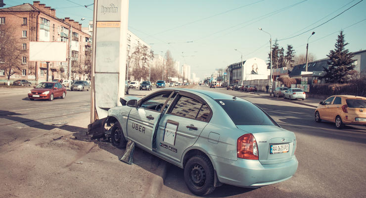 В Киеве такси Uber влетело в билборд, есть пострадавшие