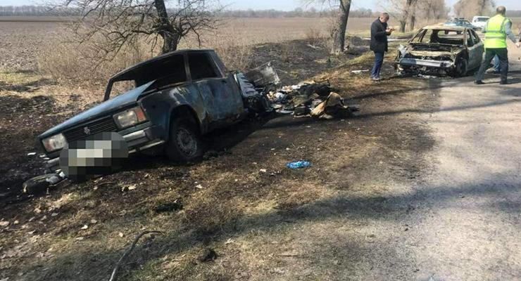 Под Киевом сожгли авто Укрпочты: украли пенсии