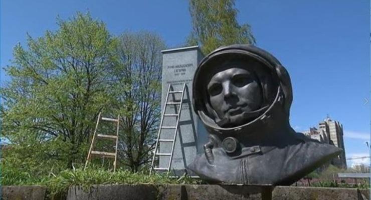 В Белграде власти демонтировали памятник Гагарину