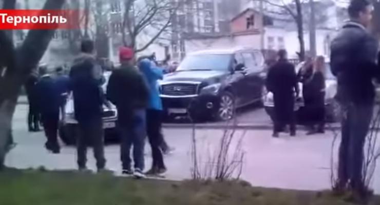 В Тернополе владелец Infiniti пытался отбить у полиции изъятое авто