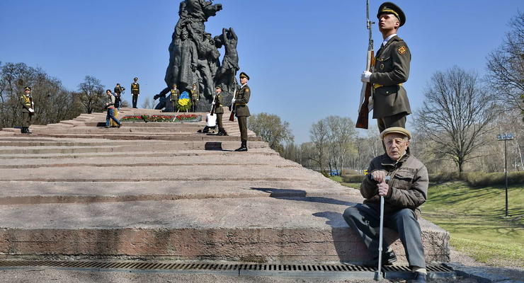 В Киеве почтили память погибших в Бабьем Яру