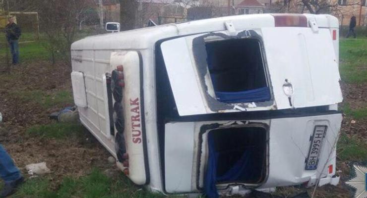 В Одесской области в ДТП с микроавтобусом пострадали 11 человек