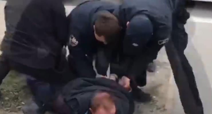 В Киеве полиция из автобуса вывела пьяного водителя без прав