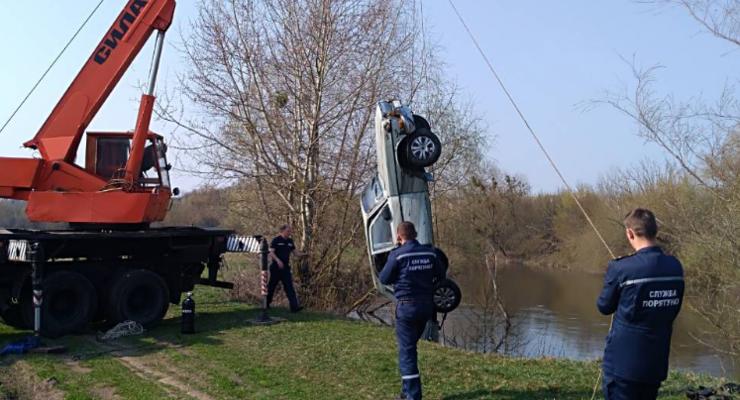 Под Луцком автомобиль Волга с водителем утонул в реке