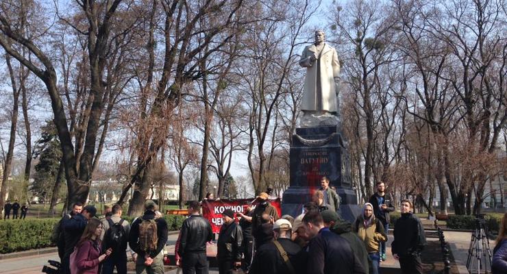 В Киеве С14 сорвали акцию возле памятника Ватутину и облили его краской