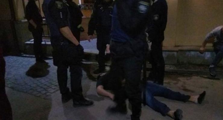 На черниговского полицейского напали трое пьяных: один погиб