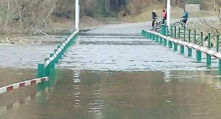Река Псел вышла из берегов: в Сумской области утонул мост