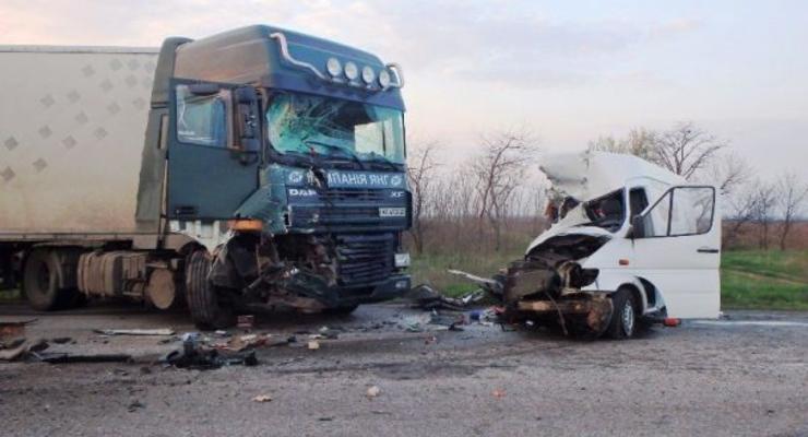 В Херсонской области грузовик протаранил микроавтобус: погиб пассажир