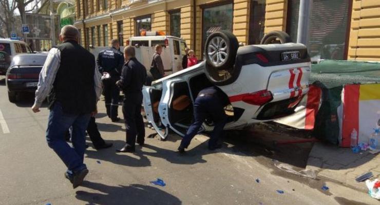 В Одессе внедорожник подрезал автомобиль ГСЧС: спасатель госпитализирован