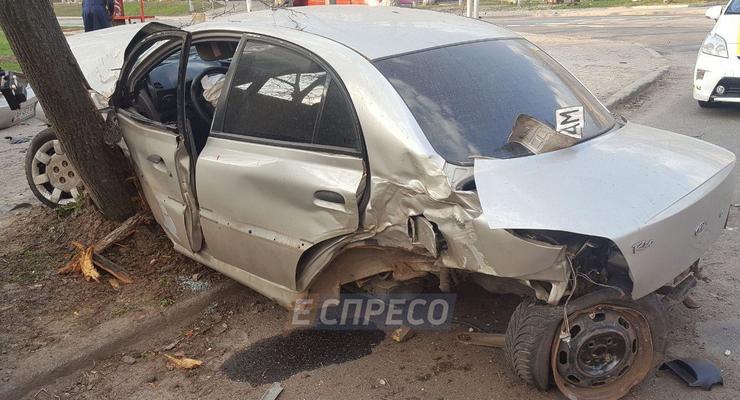 Пьяное ДТП: в Киеве авто врезалось в остановку и деревья