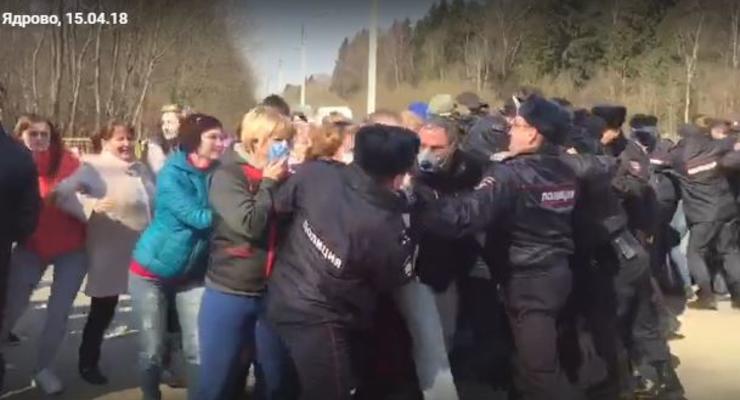 "Женщин давите": в Подмосковье полиция "убрала" протестующих