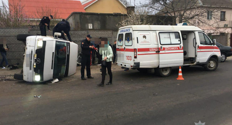 В Одессе грузовик врезался в маршрутку: 11 пострадавших