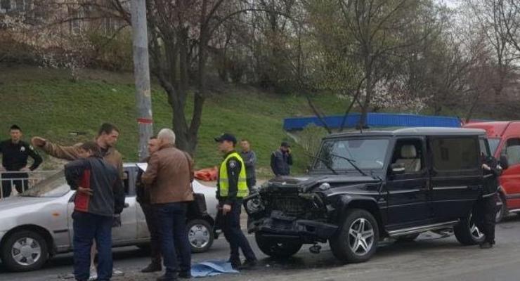 В Киеве пьяный автомойщик угнал и разбил Mercedes Медведчука