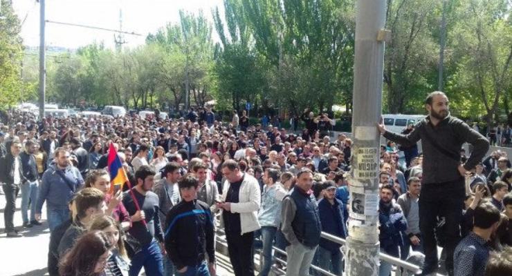 Армению охватили протесты: в Ереване перекрыты улицы