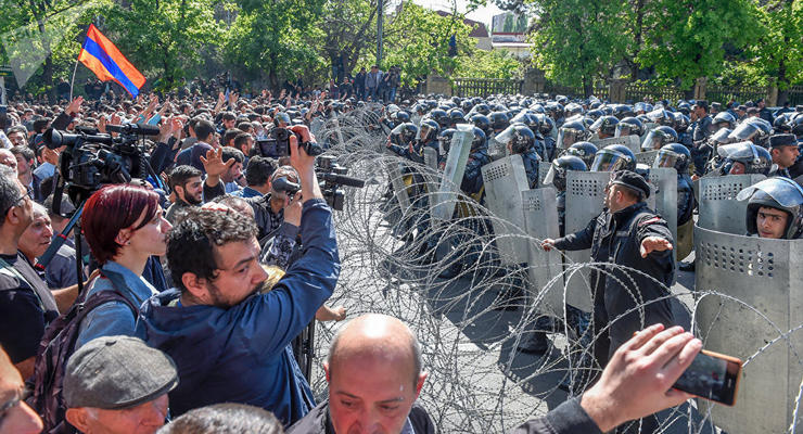 "Майдан" в Ереване: полиция применила газ, есть пострадавшие